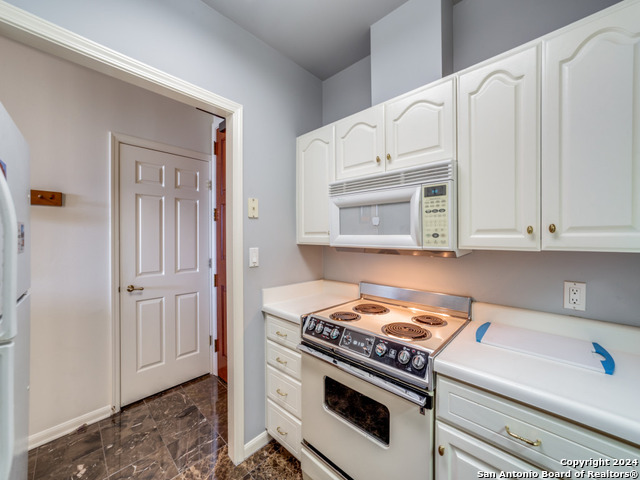 1 Towers Park Ln Property Photo 6