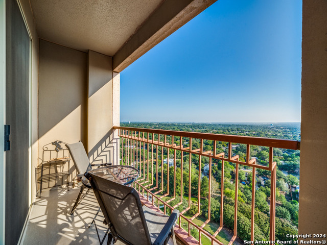 1 Towers Park Ln Property Photo 15