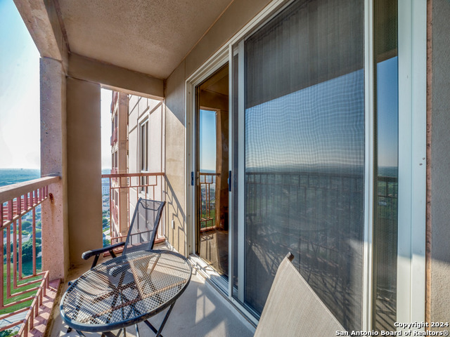 1 Towers Park Ln Property Photo 17