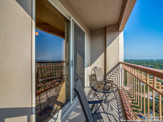 1 Towers Park Ln Property Photo 18
