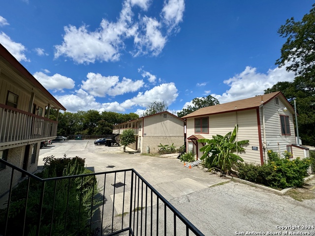 1523 Quintana Rd Property Photo 2