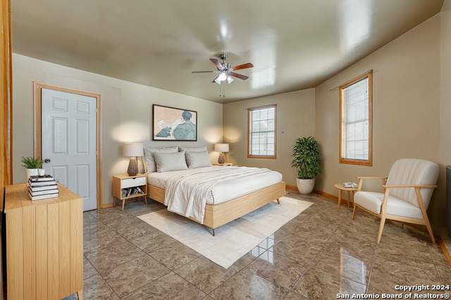 1129 Valeria Dr Property Photo 4