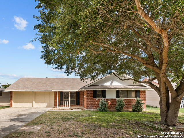 121 ROUNDTREE DR Property Photo 1