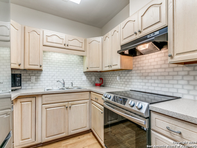 1 Towers Park Ln Property Photo 10