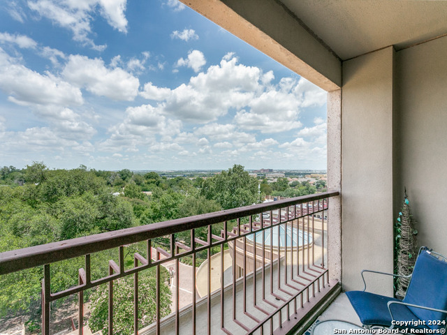 1 Towers Park Ln Property Photo 17