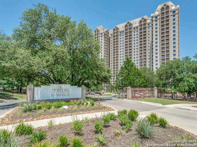 1 Towers Park Ln Property Photo 19