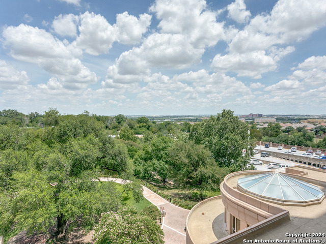 1 Towers Park Ln Property Photo 21