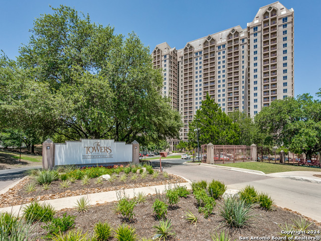 1 Towers Park Ln Property Photo 21