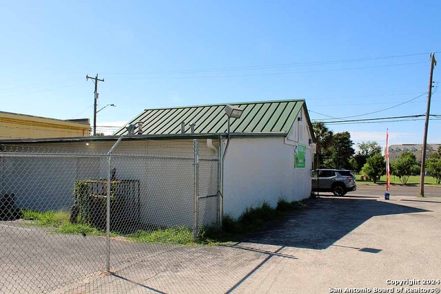 3815 W Commerce St Property Photo 17
