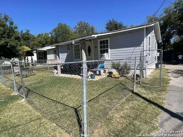 424 N San Horacio Ave Property Photo 9