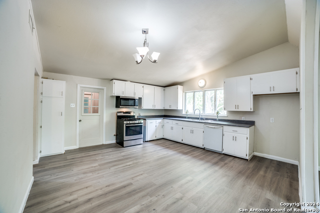 119 Rolling Green Property Photo 8