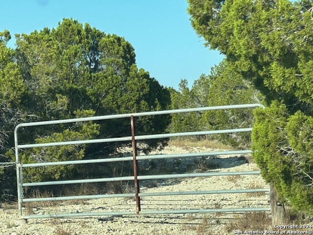 915 Overland Stage Rd Property Photo 3