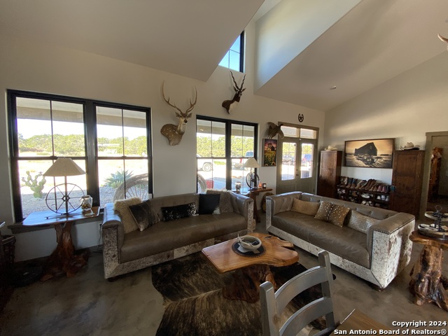 190 Nw Camino Real Rd Property Photo 8