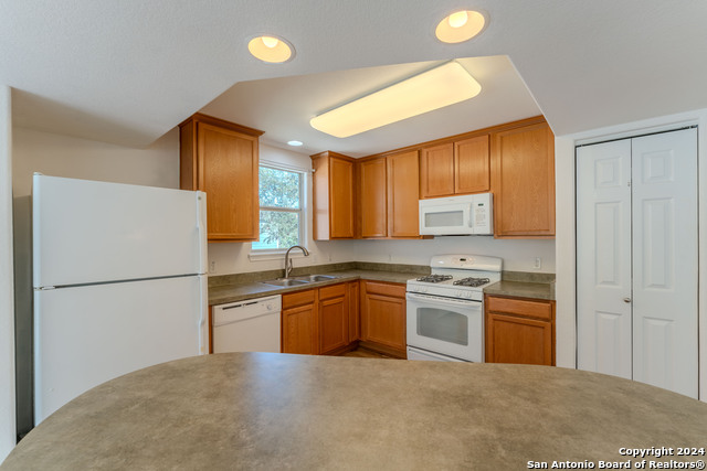 418 Shadowpoint Property Photo 8