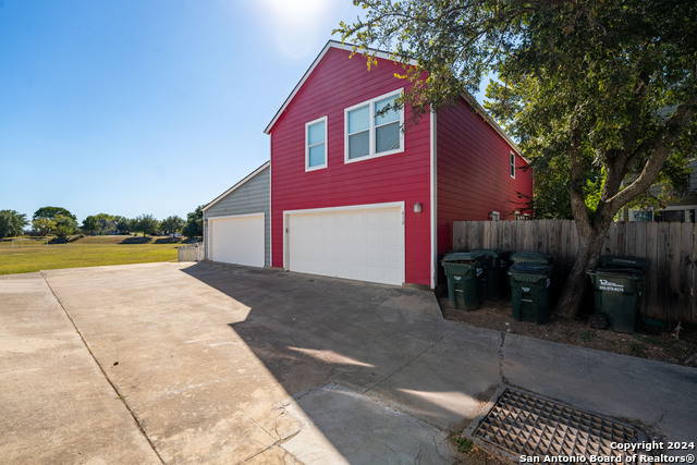 418 Shadowpoint Property Photo 33