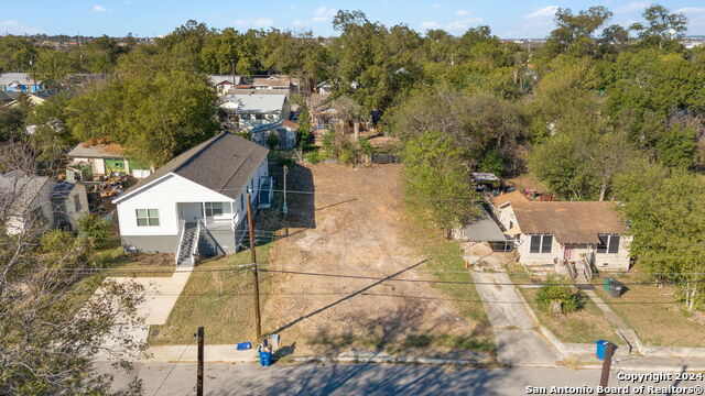 1827 Center St Property Photo 2