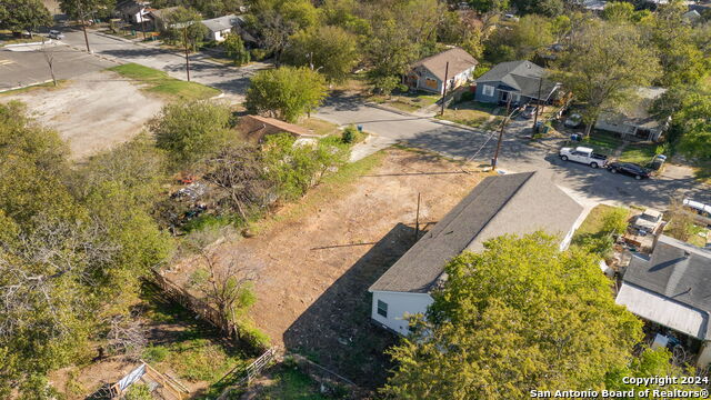 1827 Center St Property Photo 4