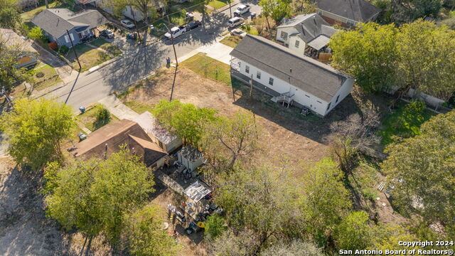 1827 Center St Property Photo 6