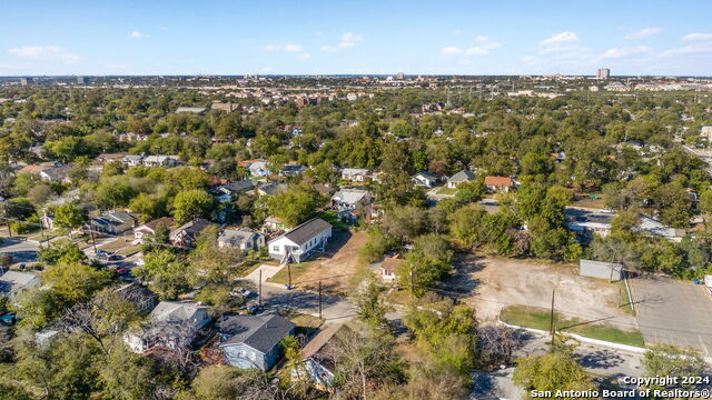 1827 Center St Property Photo 9