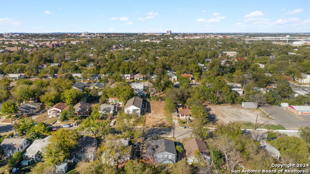1827 Center St Property Photo 10