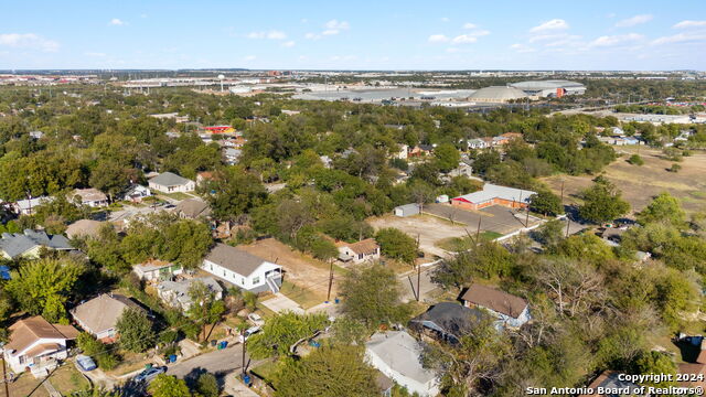 1827 Center St Property Photo 11