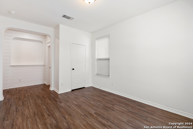 671 Pebble Bend Property Photo 13