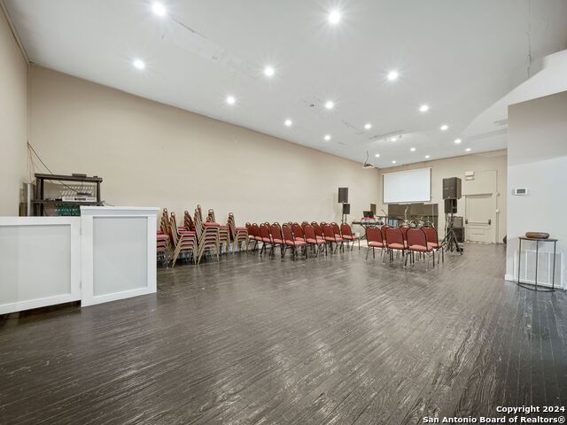 1006 C St Property Photo 9