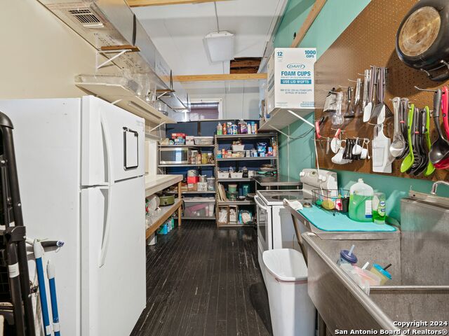 1006 C St Property Photo 14
