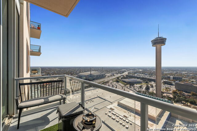 610 E Market St Property Photo