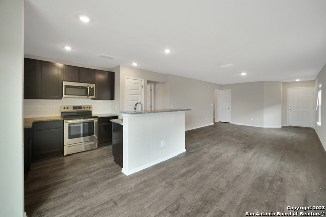 524 Roquefort St Property Photo 5