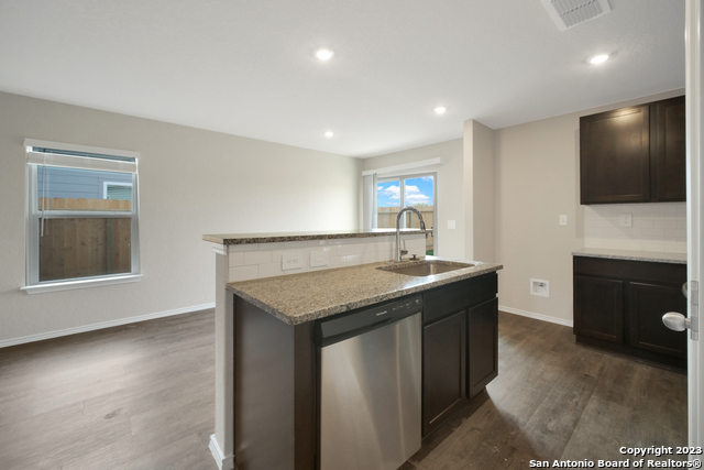 524 Roquefort St Property Photo 6