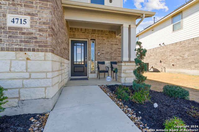 4715 Island Hollow Property Photo 2