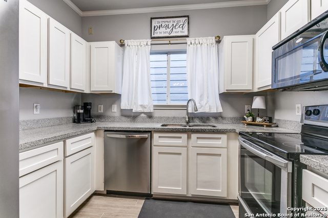 2422 Crown Hollow Property Photo 4
