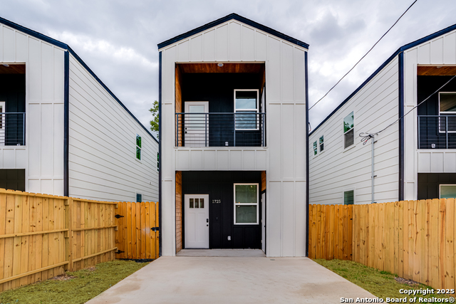 1725 E Crockett St Property Photo 1