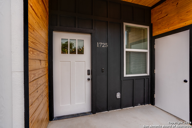 1725 E Crockett St Property Photo 2