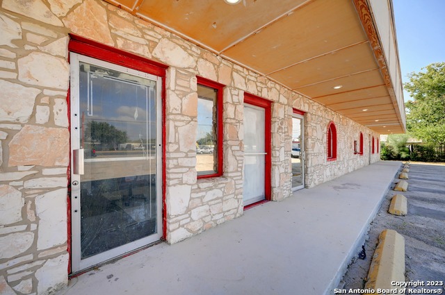 2200 Ww White Property Photo
