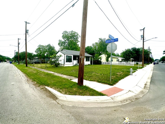 751 Royston Ave Property Photo 4