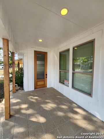 1631 E Crockett St Property Photo 3