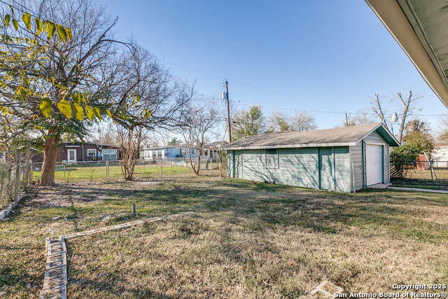 318 E Amber St Property Photo 23