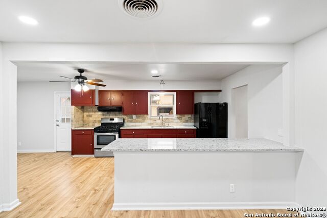 1139 Thompson Pl Property Photo 3