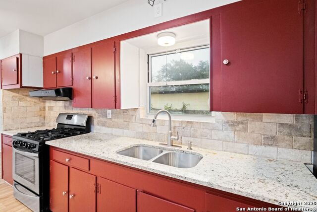 1139 Thompson Pl Property Photo 5