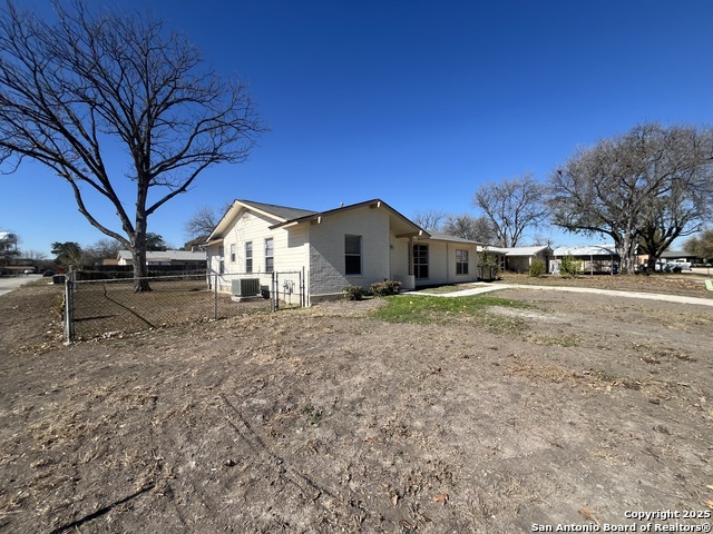 2401 Threadway St Property Photo 13