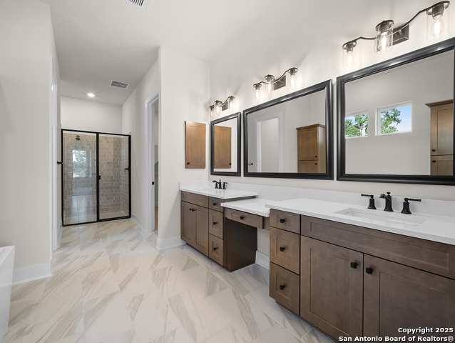 1402 Berkdale Bluff Property Photo 12