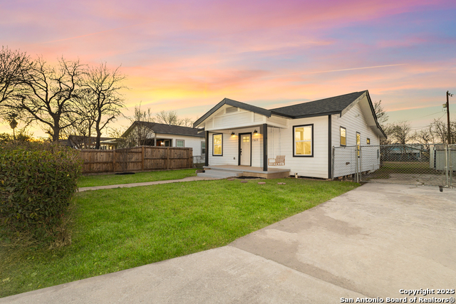 1527 W French Pl Property Photo 4