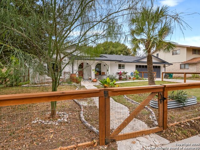 430 De Soto Dr Property Photo 3