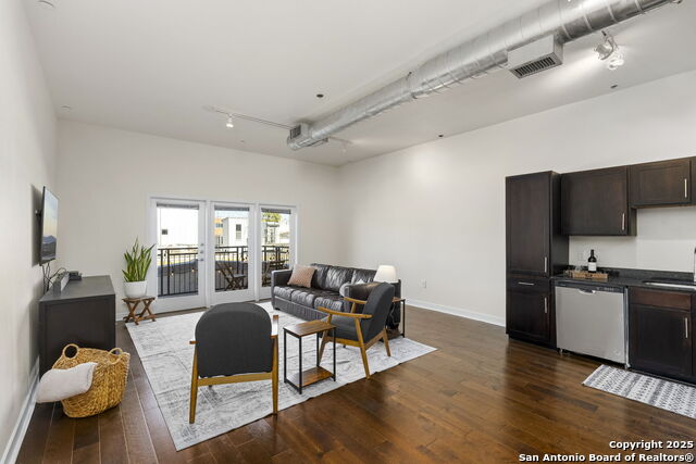 1401 S Flores St Property Photo 6