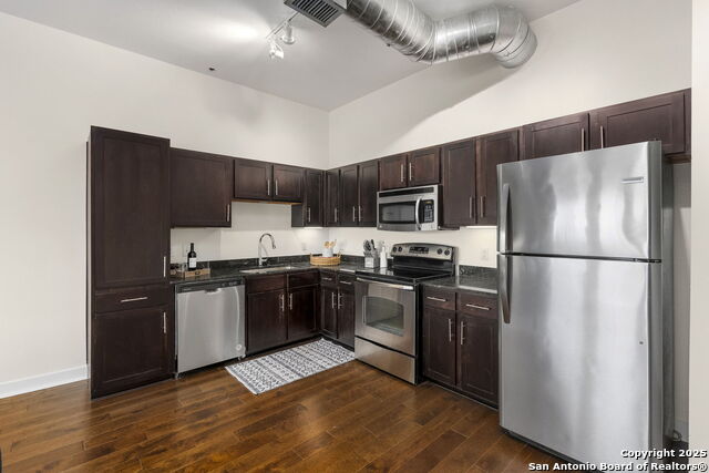 1401 S Flores St Property Photo 10