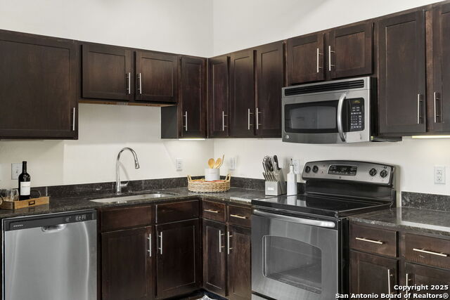 1401 S Flores St Property Photo 11