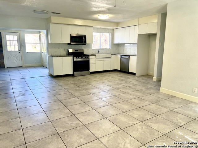 8211 White Oak Property Photo 3