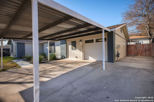 7427 Castle Trail Dr Property Photo 3